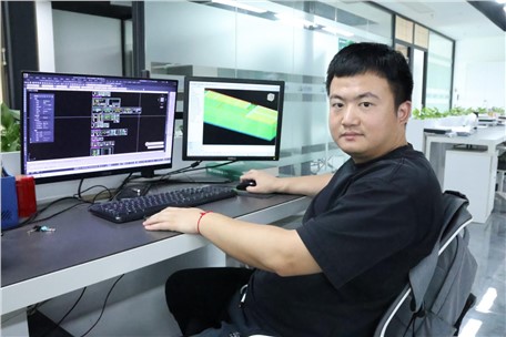 “我為九九加一分”系列報道——曹錦軒：我的工作很“老土”，我的任務(wù)是畫圖